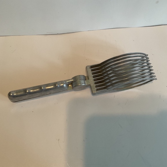 Vintage metal roast fork, meat tongs for slicing, roast for roast dinner. - Picture 2 of 7